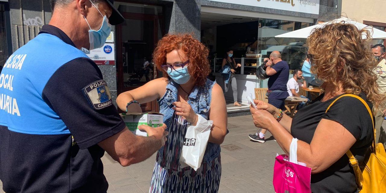 La Policía Local de La Laguna realiza una campaña de concienciación sobre el uso de mascarillas