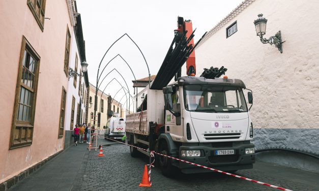 El Ayuntamiento de La Laguna inicia el montaje de su alumbrado navideño