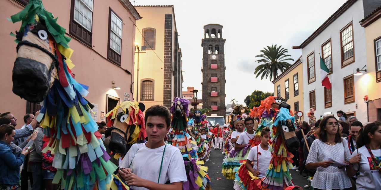 El desfile de la Pandorga y los Caballitos de Fuego recorren este martes las calles de La Laguna