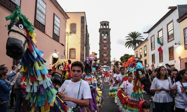 El desfile de la Pandorga y los Caballitos de Fuego recorren este martes las calles de La Laguna