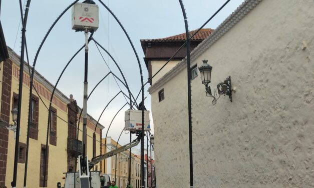 Comienza la instalación del icónico arco de luces en Obispo Rey Redondo, símbolo de la Navidad en La Laguna