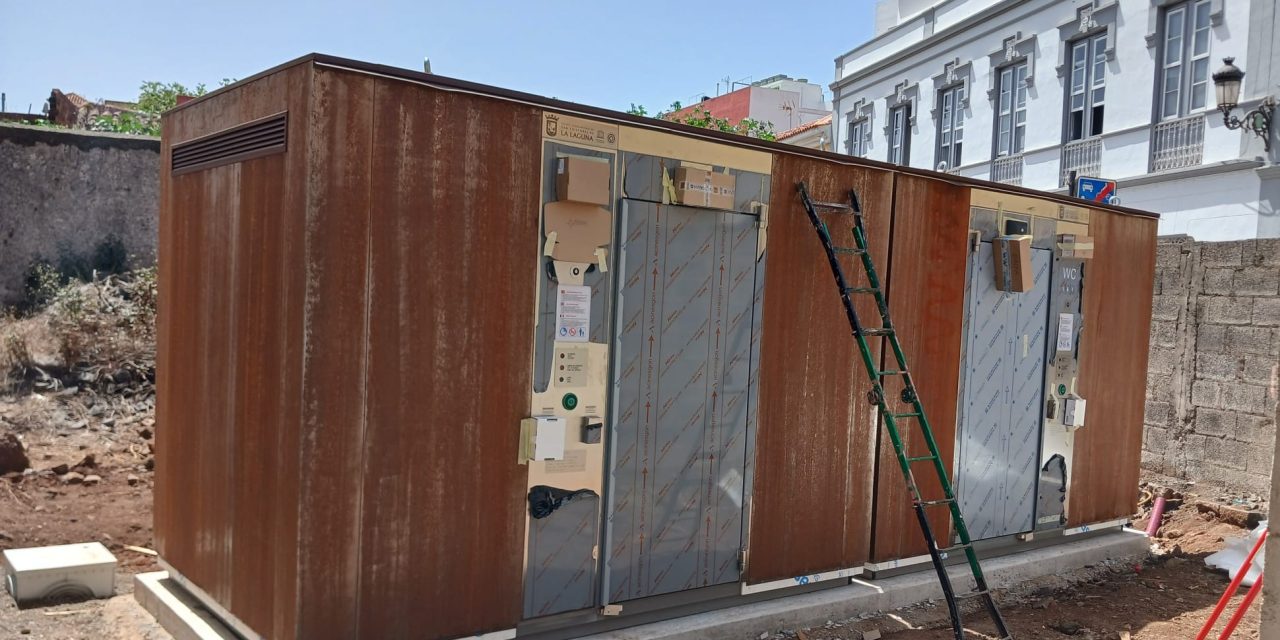 El Ayuntamiento de La Laguna avanza en la instalación de los baños públicos del casco histórico