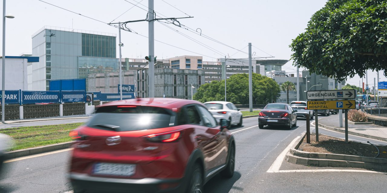 El asfaltado de la carretera La Cuesta-Taco obliga a reorganizar el tráfico de acceso al Hospital Universitario