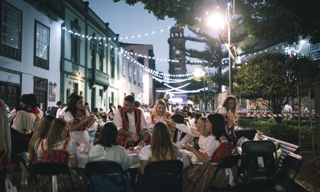 Unas 7.000 personas llenan las calles del centro de La Laguna para disfrutar del Baile de Magos de San Benito Abad