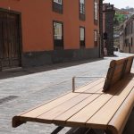 El Ayuntamiento de La Laguna inicia la instalación de los nuevos bancos del casco histórico de la ciudad