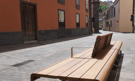 El Ayuntamiento de La Laguna inicia la instalación de los nuevos bancos del casco histórico de la ciudad
