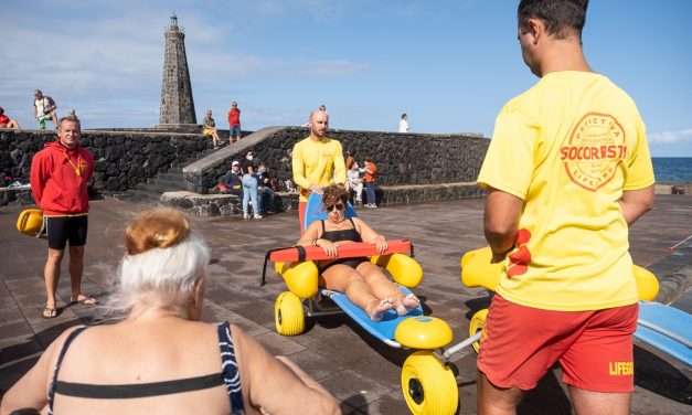 La Laguna pone en marcha el primer servicio de apoyo al baño para personas con discapacidad en la piscina natural de Bajamar