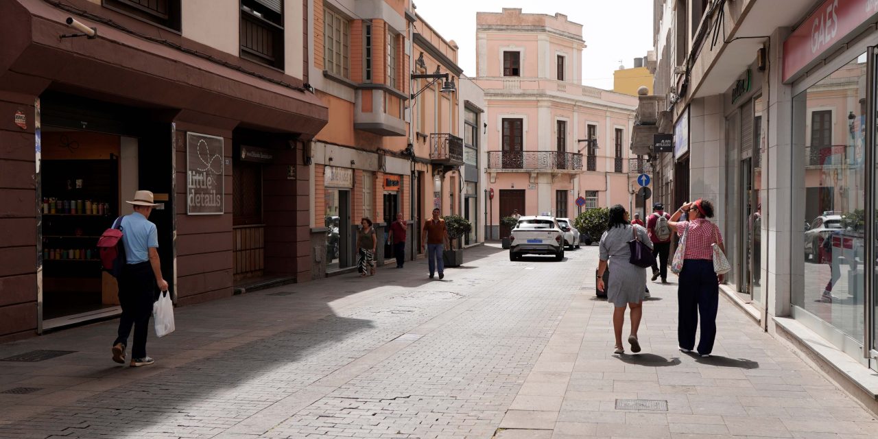 El Ayuntamiento prolongará hasta la Avenida de la Trinidad las roderas de asfalto de la calle Herradores
