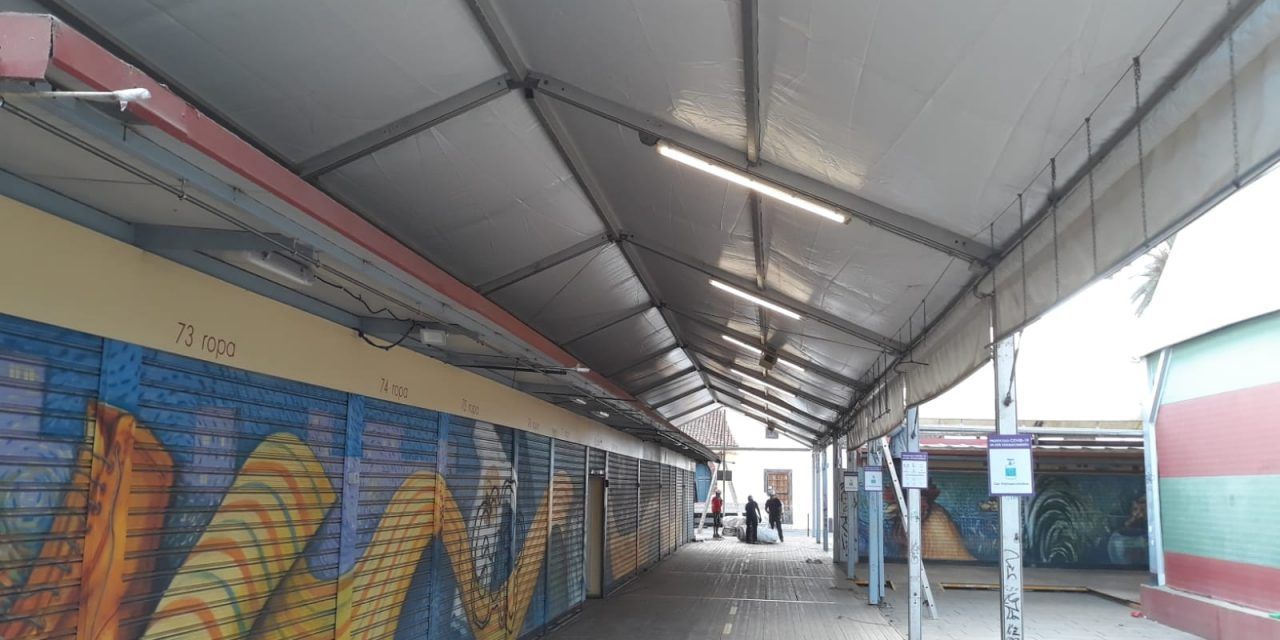 El Ayuntamiento inicia la rehabilitación de las canaletas y carpas externas del Mercado Municipal