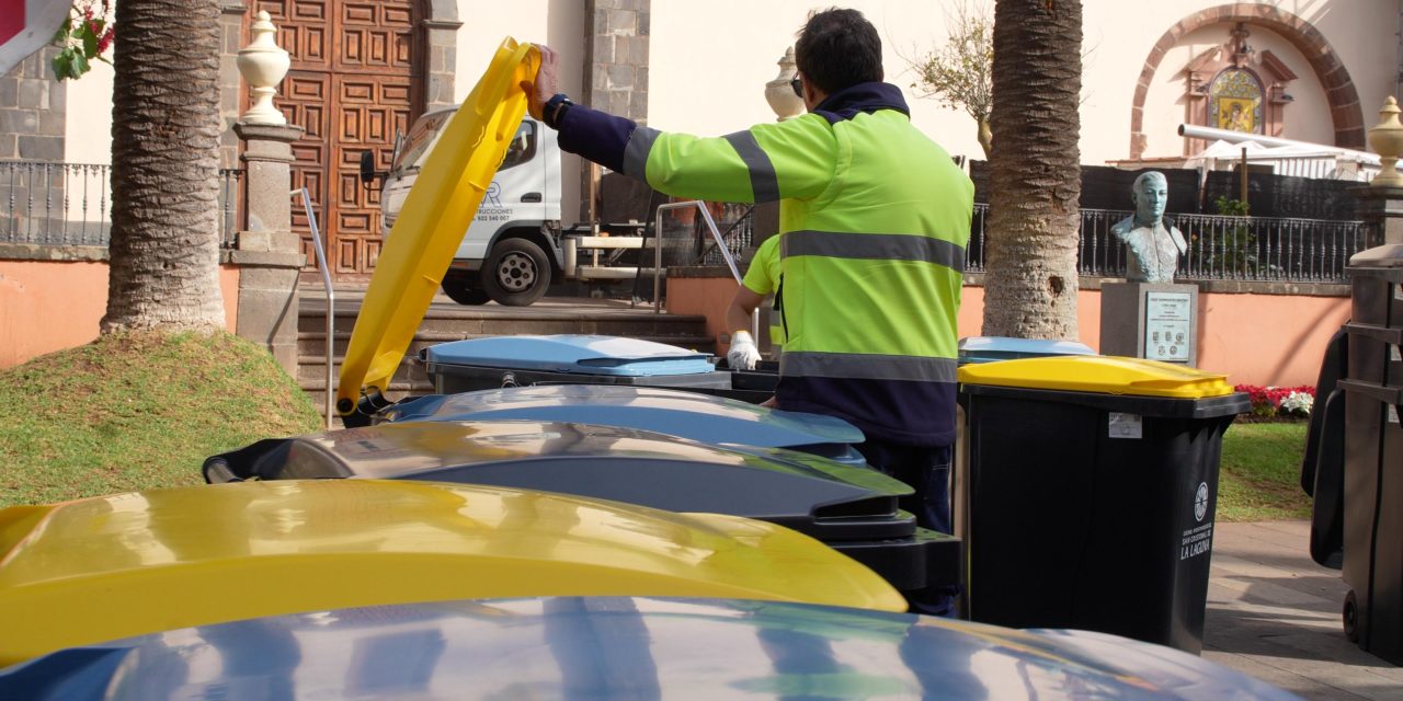 Servicios Municipales estrena contenedores exclusivos ‘quita y pon’ para papel y cartón en el casco histórico de La Laguna