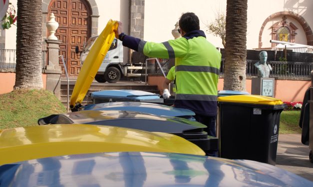 Servicios Municipales estrena contenedores exclusivos ‘quita y pon’ para papel y cartón en el casco histórico de La Laguna