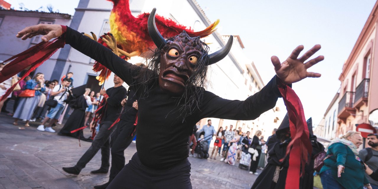 El desfile ‘Diablos y Tarasca’ conjuga simbolismo y tradición en el casco histórico de La Laguna