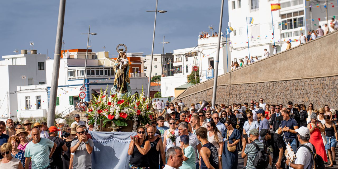 La embarcación de la Virgen del Carmen congrega a miles de personas en Punta del Hidalgo