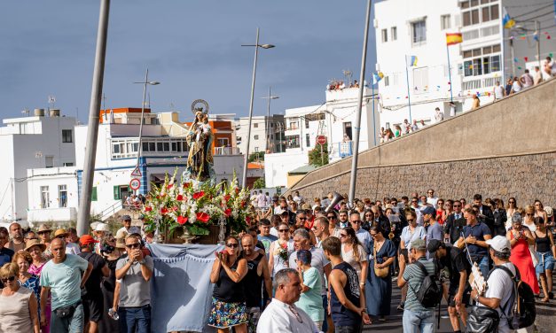 La embarcación de la Virgen del Carmen congrega a miles de personas en Punta del Hidalgo