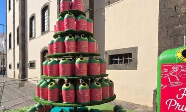 Un árbol de Navidad sostenible invita a vecinos y comercios de La Laguna a reciclar vidrio estas fiestas