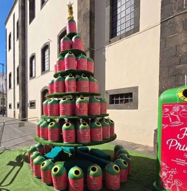 Un árbol de Navidad sostenible invita a vecinos y comercios de La Laguna a reciclar vidrio estas fiestas