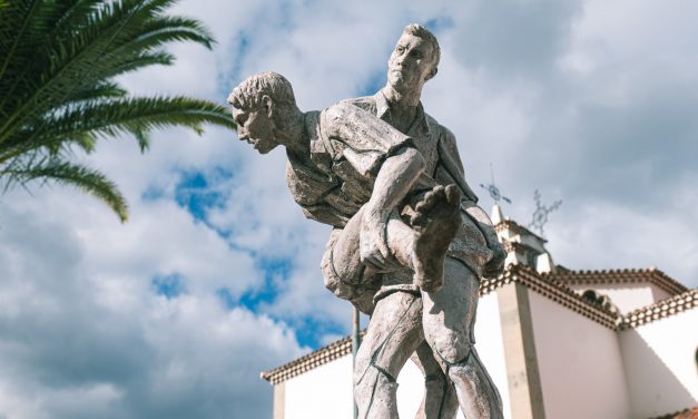 La Laguna dedica una escultura en Valle de Guerra al Club de Lucha Rosario