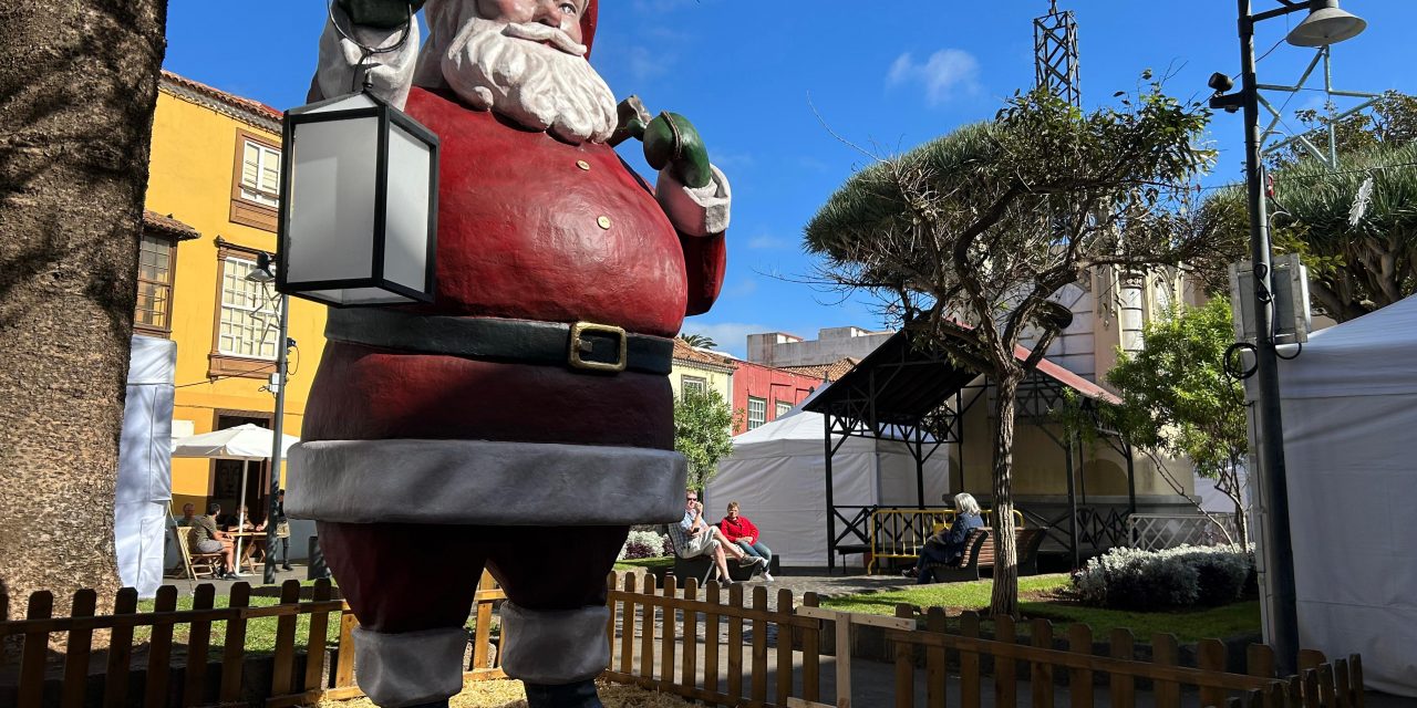 La Laguna recupera la tradición de la escultura de Papá Noel en el casco histórico