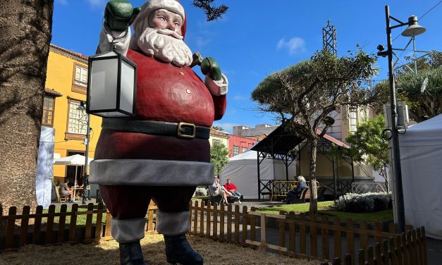 La Laguna recupera la tradición de la escultura de Papá Noel en el casco histórico