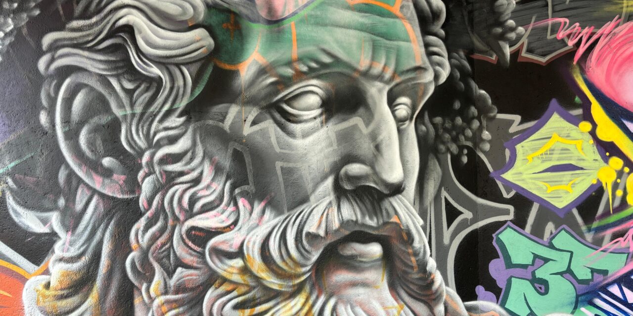 Un mural transforma los soportales de la calle Barcelona en un nuevo atractivo artístico