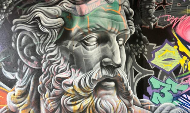 Un mural transforma los soportales de la calle Barcelona en un nuevo atractivo artístico