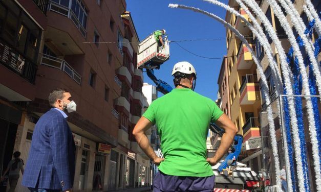 El Ayuntamiento potencia la iluminación navideña en la calle Heraclio Sánchez para su dinamización