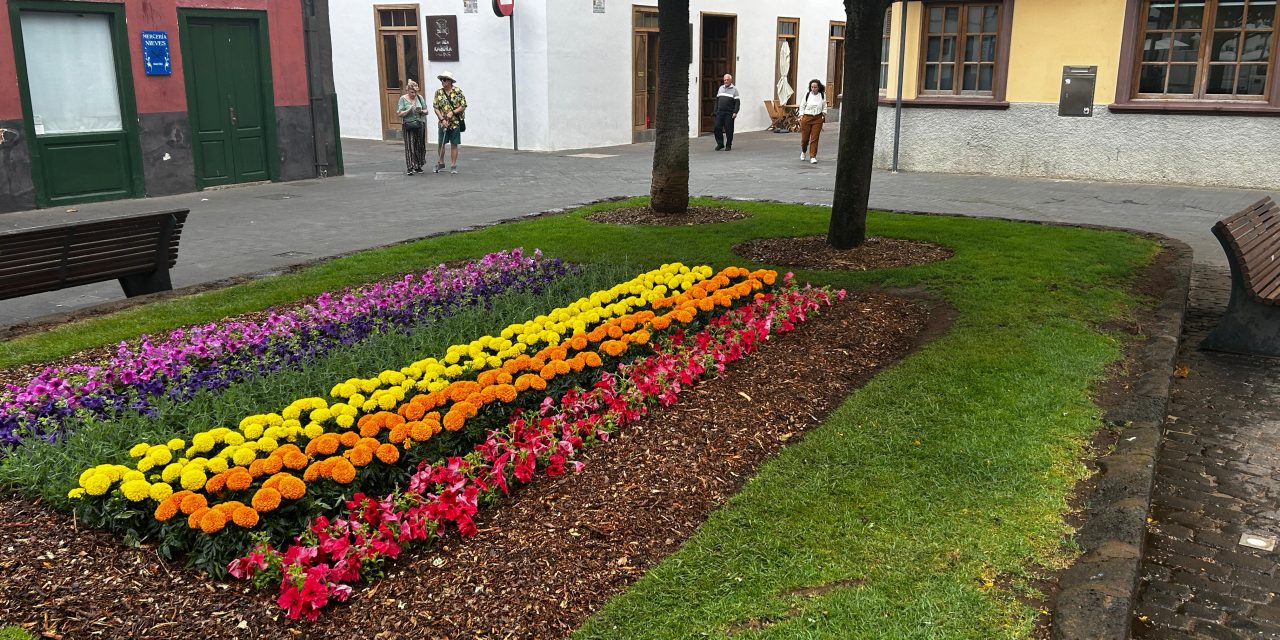Servicios Municipales viste con los colores del orgullo LGBTI los jardines de La Concepción
