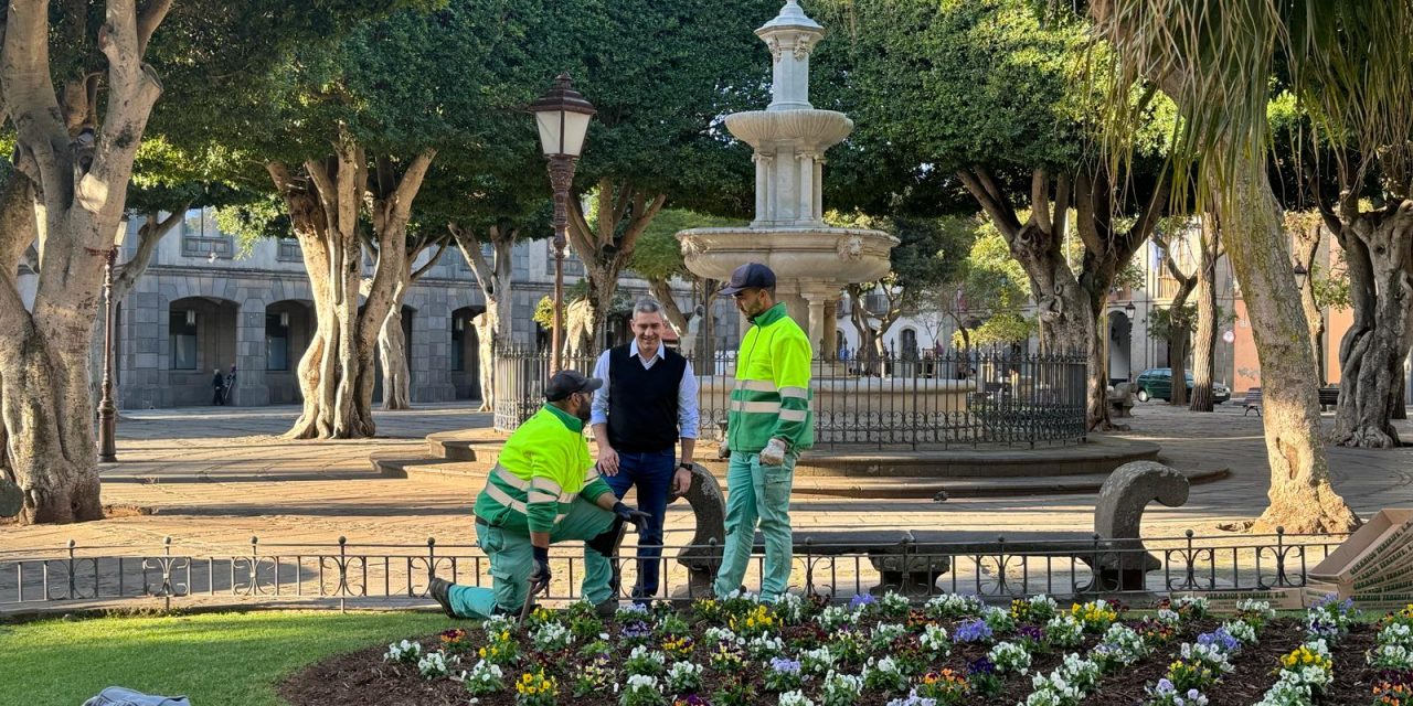 El Ayuntamiento embellece los jardines del centro histórico con más de 2.700 flores de temporada