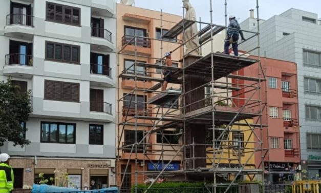 La Laguna concluye la limpieza integral de la estatua de La Milagrosa dentro de la segunda fase del Programa municipal de restauración de esculturas