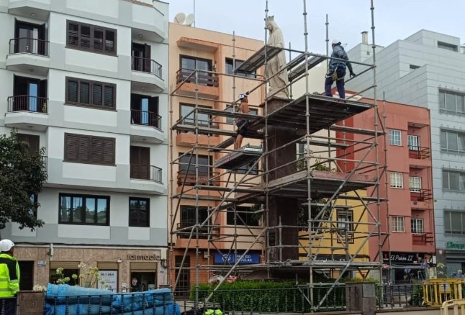 La Laguna concluye la limpieza integral de la estatua de La Milagrosa dentro de la segunda fase del Programa municipal de restauración de esculturas