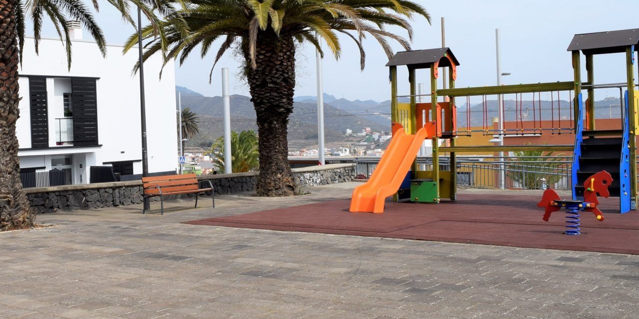 La Laguna adecúa la plaza de Gracia con la mejora del parque infantil y del mobiliario urbano