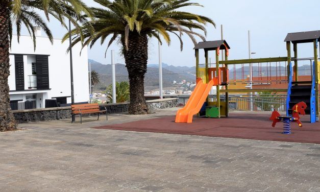 La Laguna adecúa la plaza de Gracia con la mejora del parque infantil y del mobiliario urbano