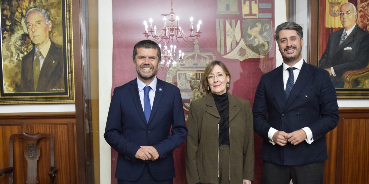 Maisa Navarro recibe la llave de la ciudad de La Laguna por su compromiso con la divulgación y la protección del patrimonio