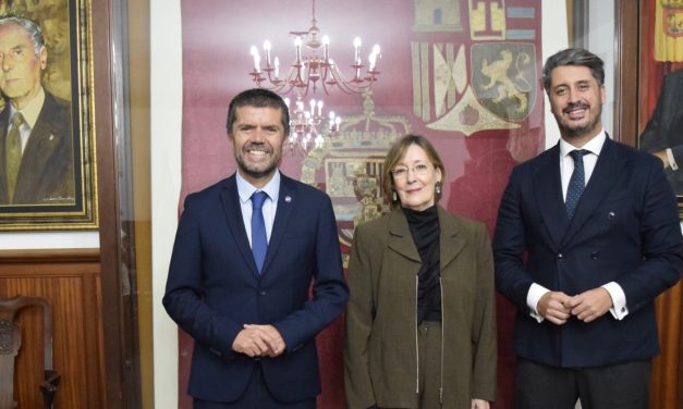Maisa Navarro recibe la llave de la ciudad de La Laguna por su compromiso con la divulgación y la protección del patrimonio