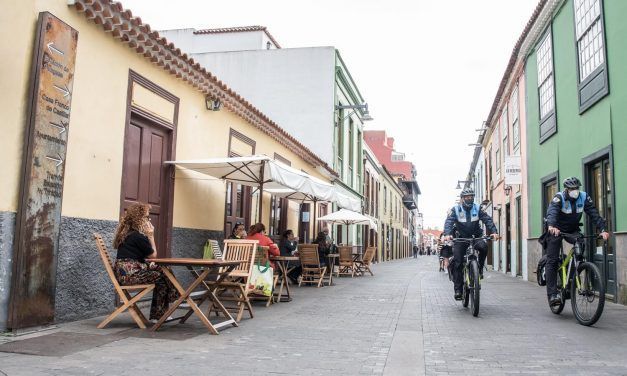 La Laguna permitirá provisionalmente a locales de restauración el uso de mobiliario interior en la vía pública