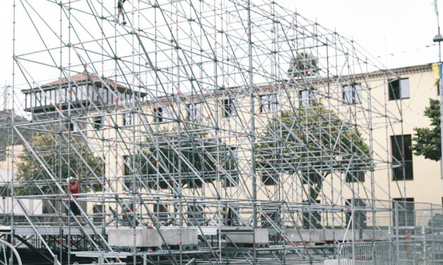 El Ayuntamiento comienza la instalación del escenario principal de las Fiestas del Cristo 2022