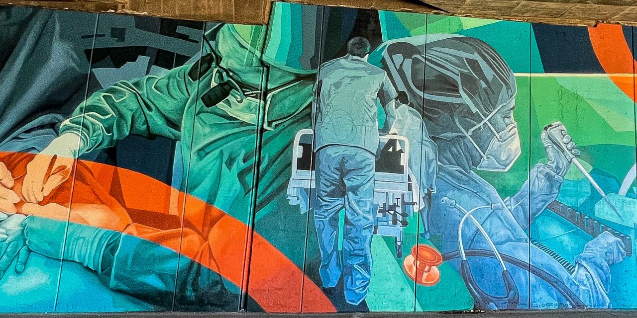 El Ayuntamiento de La Laguna homenajea a todo el personal del HUC con un emotivo mural