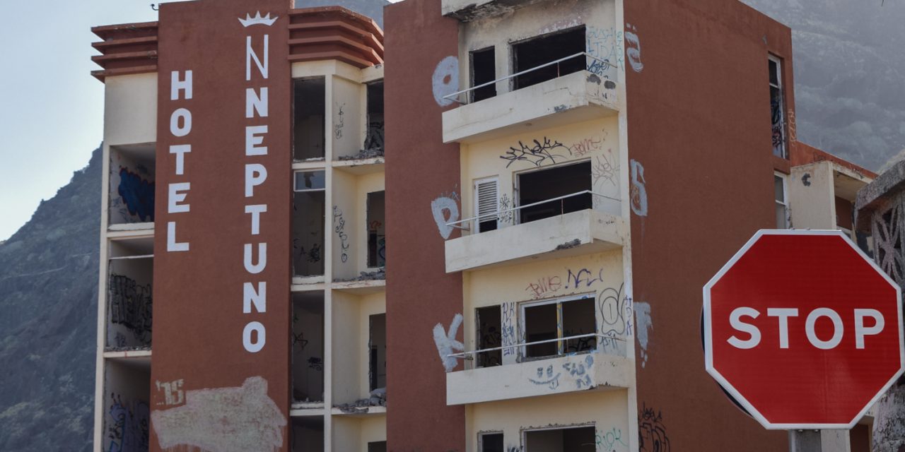Urbanismo ejecutará la demolición del antiguo Hotel Neptuno, en Bajamar