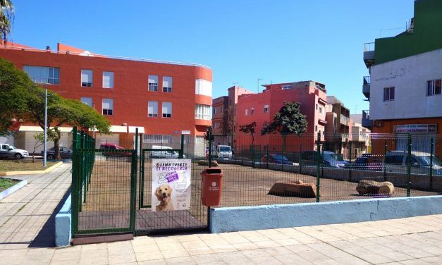 El Ayuntamiento transforma una parcela degradada en un parque canino de casi 400 metros cuadrados