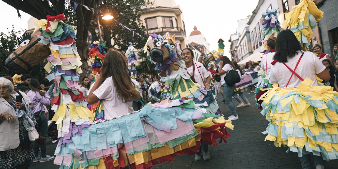 El desfile de la Pandorga y los Caballitos de Fuego teñirán de color las calles de La Laguna
