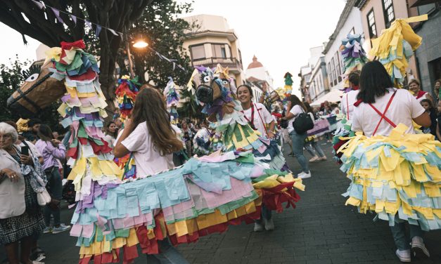 El desfile de la Pandorga y los Caballitos de Fuego teñirán de color las calles de La Laguna