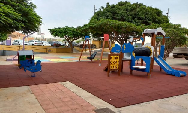 La Laguna culmina la renovación de un parque infantil en Los Andenes