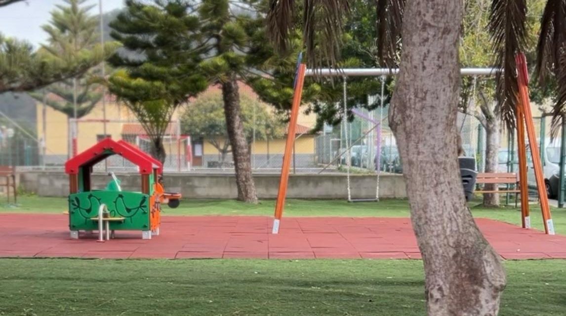 Reabre el parque infantil de la calle La Jara, en San Lázaro, con juegos inclusivos