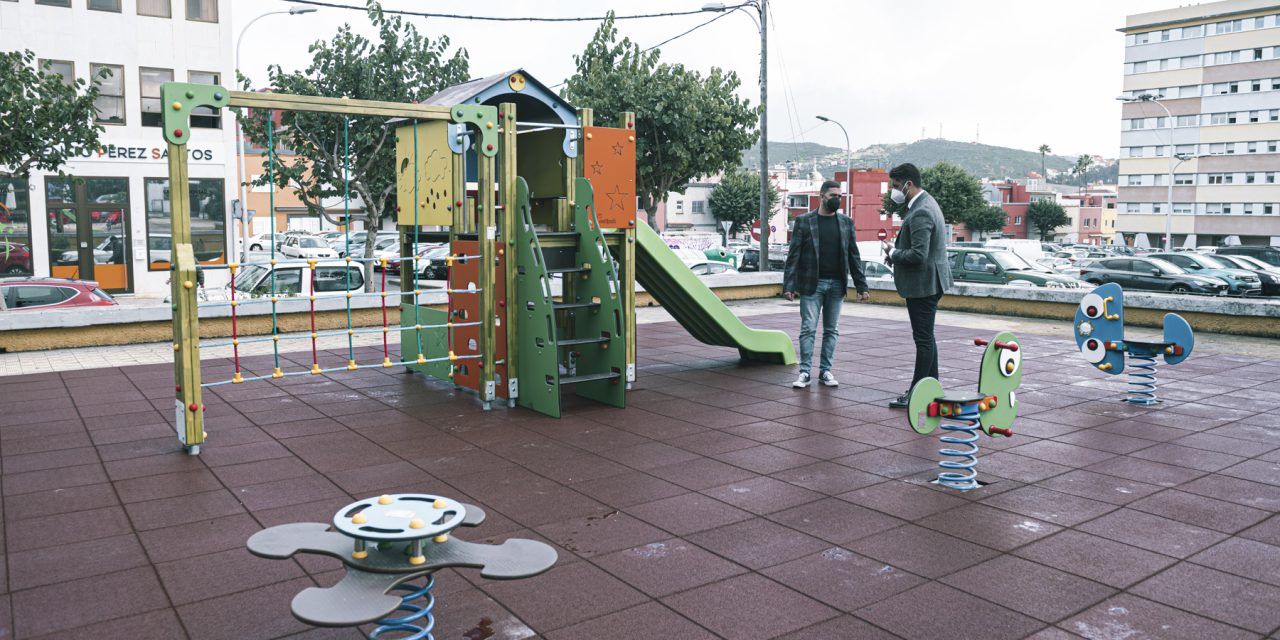 El Ayuntamiento renueva la imagen de dos parques infantiles con nuevos juegos y pavimento de seguridad