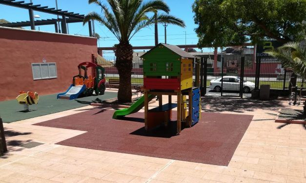 La Laguna amplía el parque infantil de la Plaza San Jerónimo con un complejo de juegos con un tobogán inclusivo