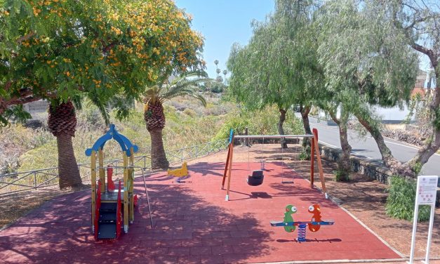 La Laguna renueva los parques infantiles de la plaza de Los Muchachos, en Taco, y Lomo Las Rías, en Tejina