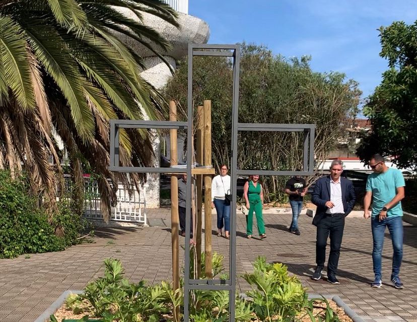 La plaza de la Cruz Chica renueva su imagen con nuevo mobiliario y jardines para las familias del barrio