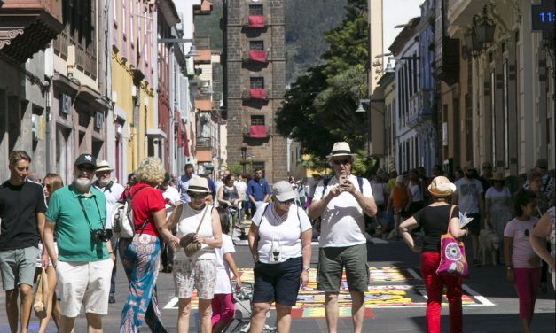 La Laguna recupera la celebración del Corpus en la calle con más de cuarenta alfombras con elementos naturales