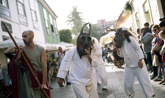 La Laguna reactualiza su antiguo Corpus ante miles de personas con el desfile ‘Diablos y Tarasca’