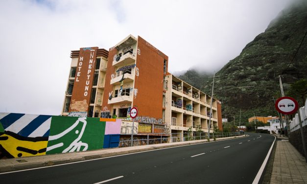 La Laguna avanza en la recuperación del frente costero de Bajamar con la demolición del antiguo hotel Neptuno